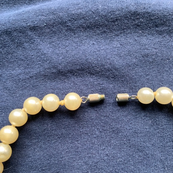 Vintage Faux Pearl Necklace With Screw Type Clasp 18” - Picture 3 of 4